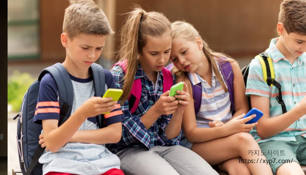 kids with smartphones